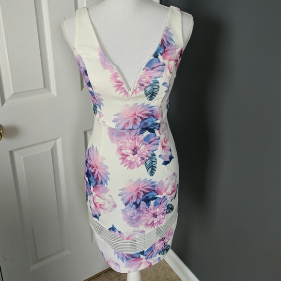 Tobi Dresses & Skirts - Fun and Flirty Floral Tobi Dress